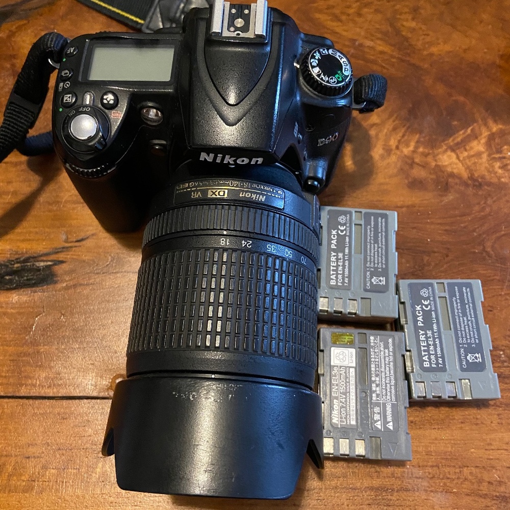 Nikon D90 DSLR camera with 18 - 140 mm  VR zoom lens